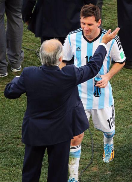 L&#39;abbraccio tra Sabella e Messi. Epa